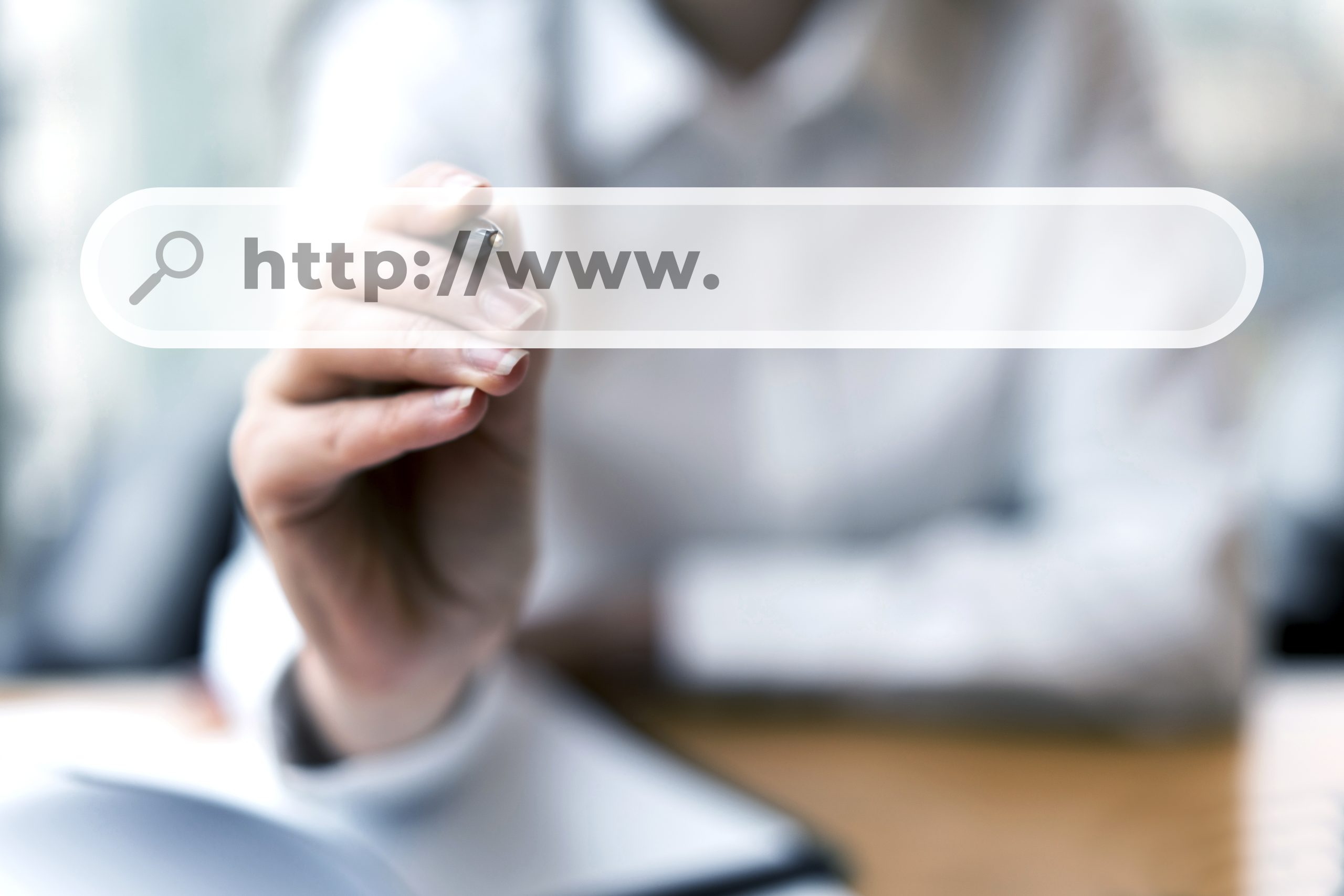 conception-site-web photo d'une personne qui fait une recherche sur internet